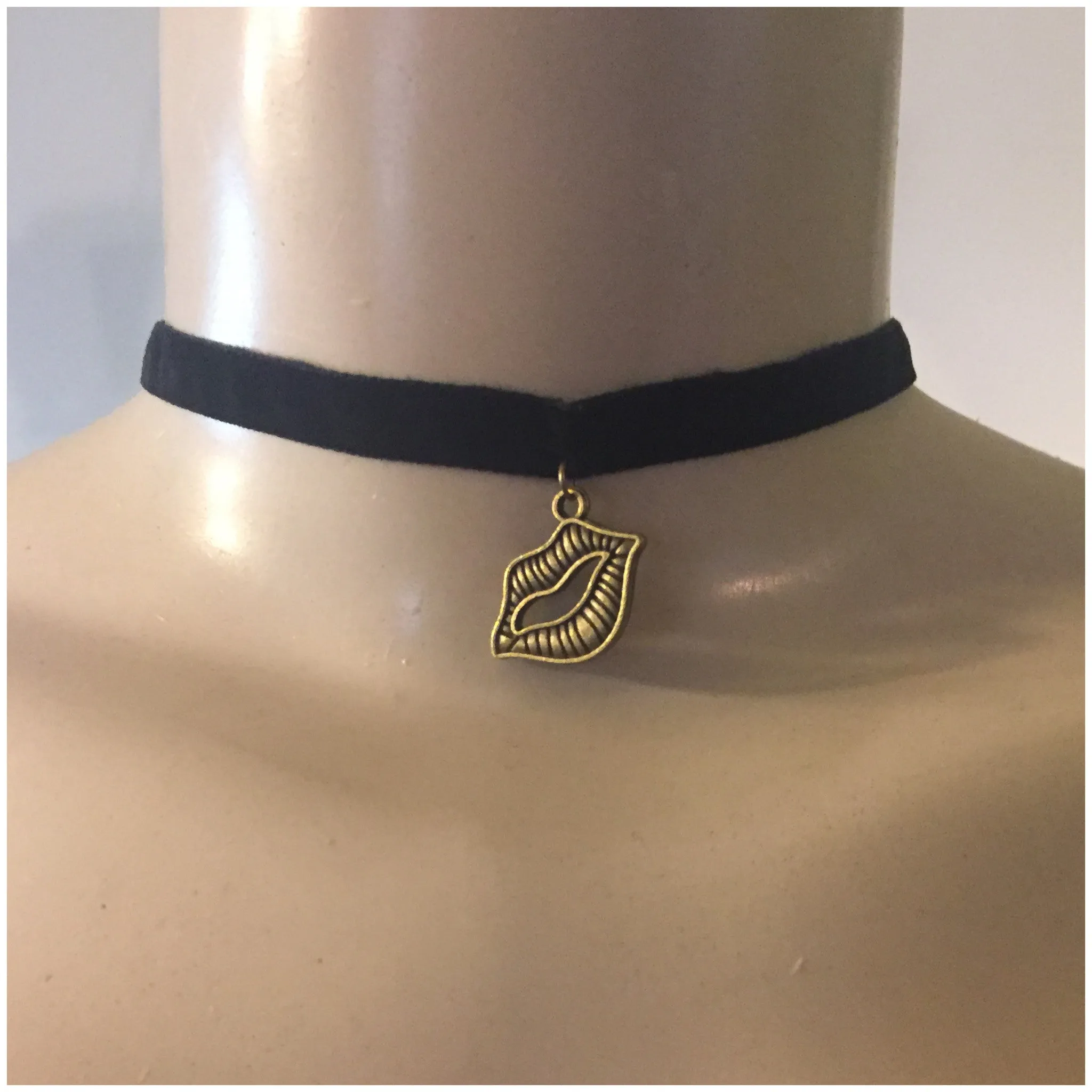 Bronze lip choker
