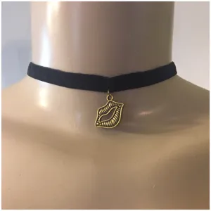 Bronze lip choker