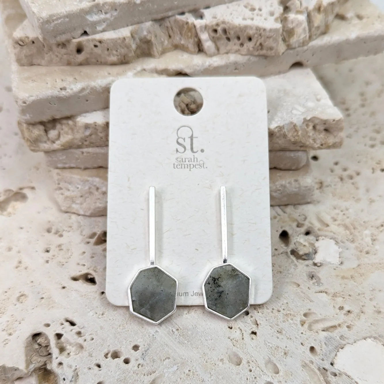 Geometric semi-precious earrings with contemporary bar